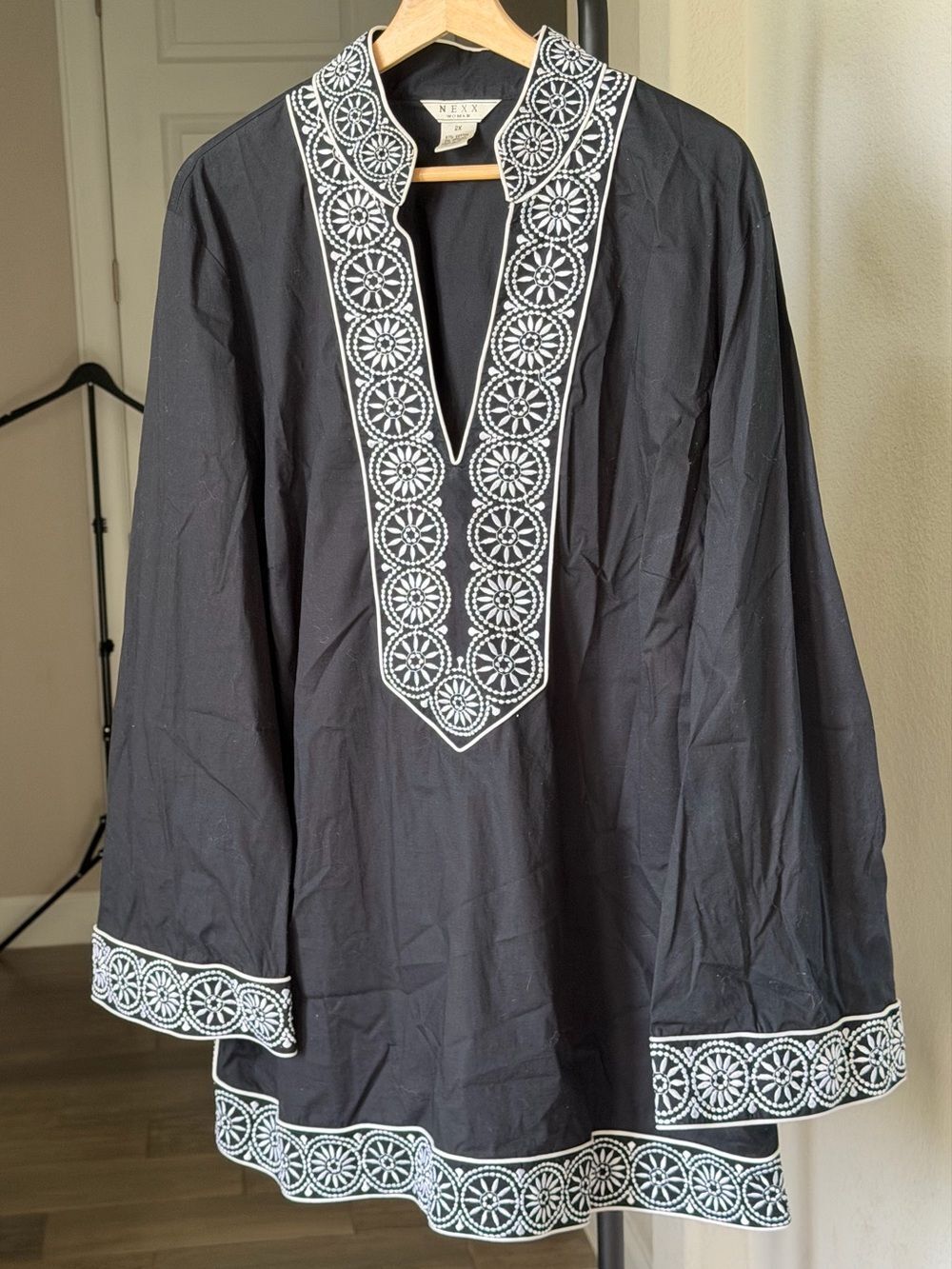 Nexx Women's Black and White Tunic Embroidered Top V-Neck Sleeve 2x  Boho